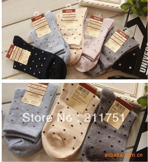 For free shipping leisure lovely fashion cotton casusal  spot dot women lady socks