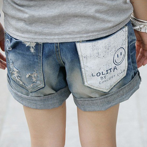 120 2011 smiley wearing white roll-up hem denim shorts hole 379866 high quality