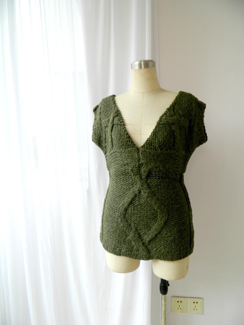 2012 autumn and winter twisted plaid V-neck short-sleeve knitted sweater thickening