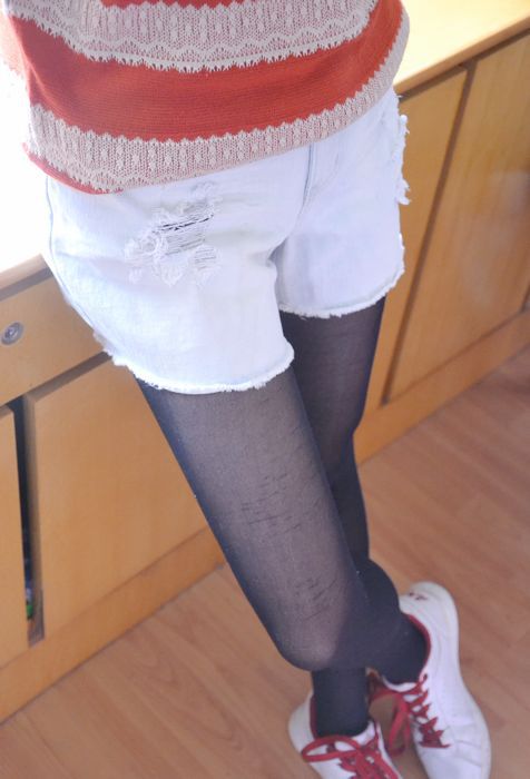 2012 wearing white loose high waist denim shorts female