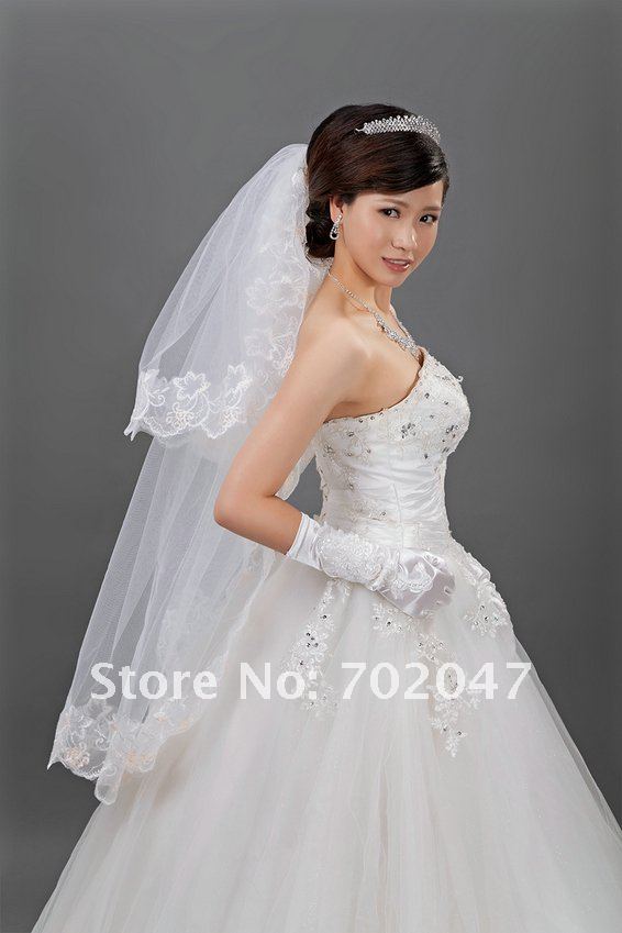 2013 fashion hot sale Free shipping promotion price  two layers lace edge real modle pictures   white bridal veil V013