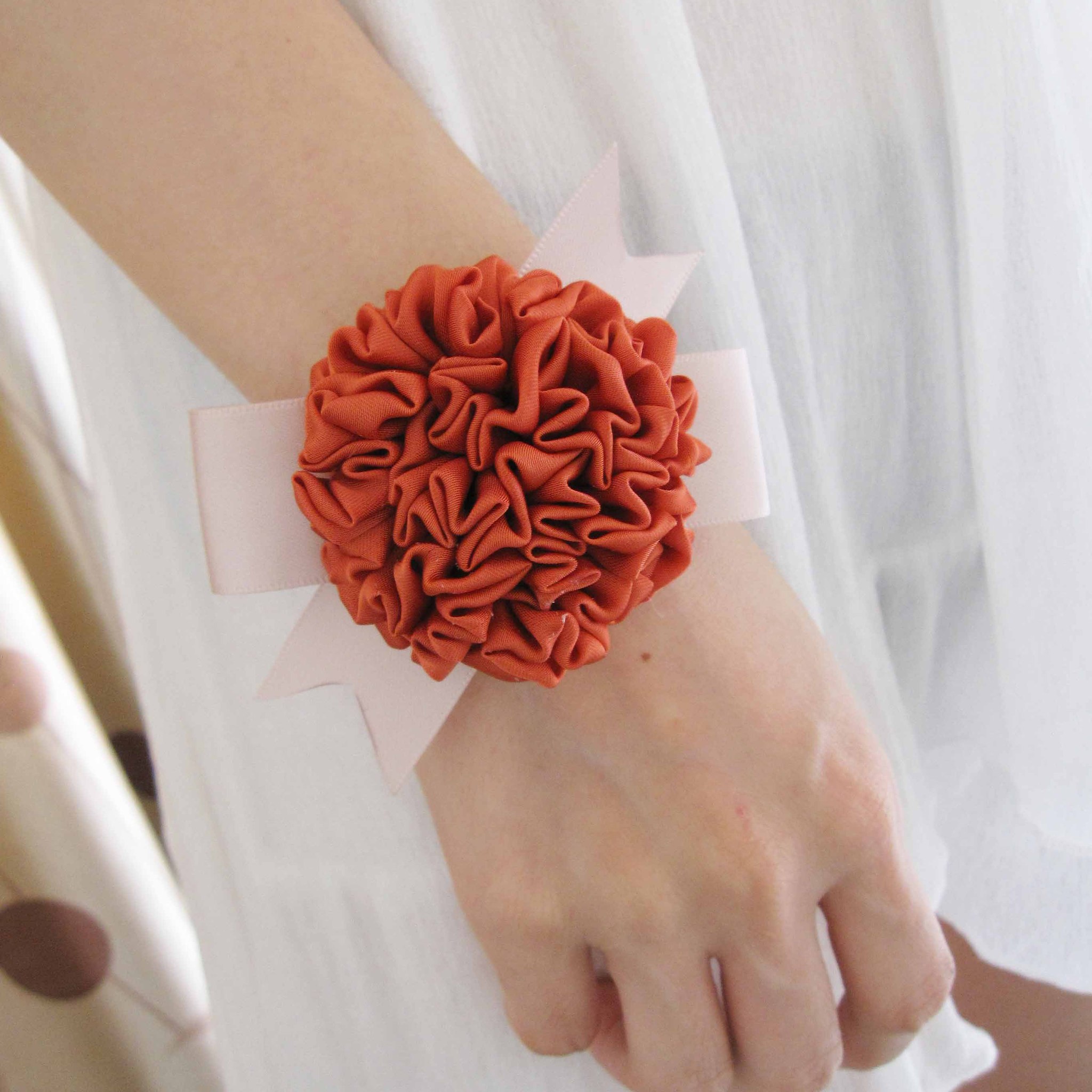2013 New  unique involucres hand flower wrist  flower corsage Wrist Flower in Wedding Decoration corsage wristlets