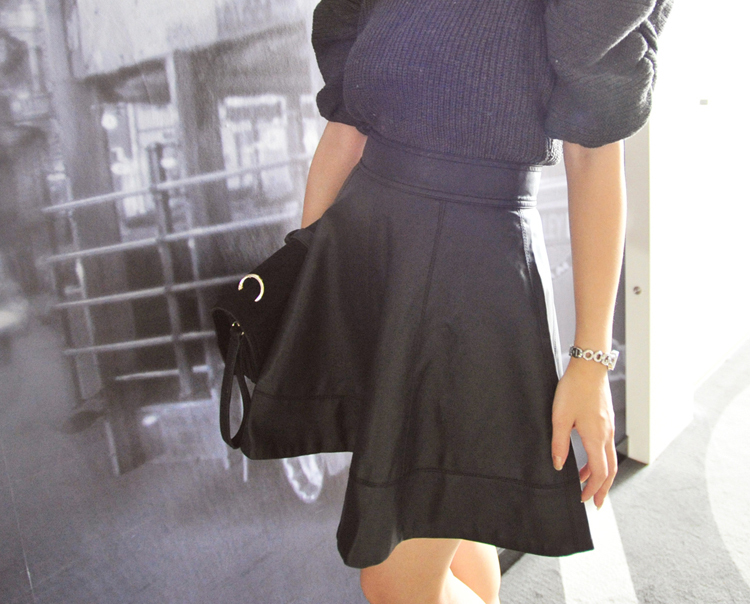 2013 spring excellent quality sun single trinit half-length leather skirt sheds short skirt black and white