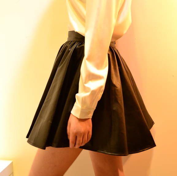 2013 spring fashion pleated expansion bottom PU small black soft leather short skirt basic skirt