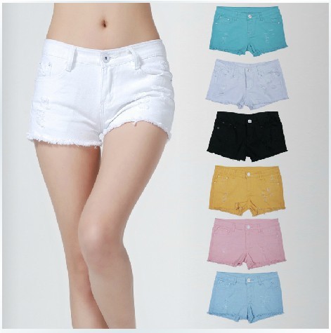 2013 Women new white denim shorts, leisure and the hole was thin shorts.