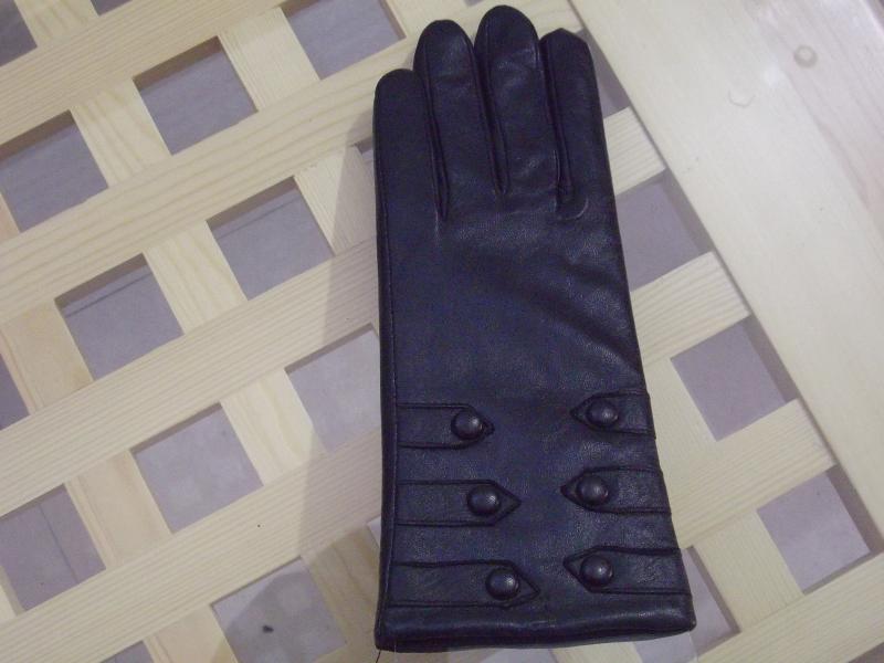 Buckle symmetrical genuine leather gloves women's thermal winter fashion sheepskin gloves