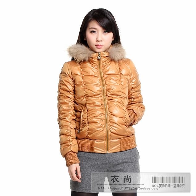 Drop shipping 2013 Winter women's isn't yellowish brown raccoon fur fashion short design with a hood down coat 4158 -wjk