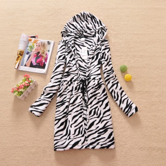 Drop shipping 2013  women's autumn and winter coral fleece chromophous bathrobes robe sleepwear lounge 0.45