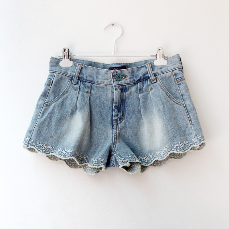 Embroidery wave back pocket low-waist bow denim shorts