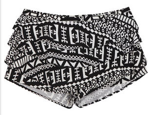Falbala geometrical design short shorts,
