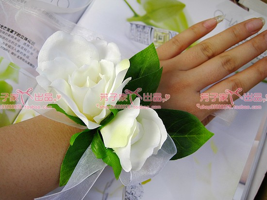 Fangs gardenia wrist length flower bride