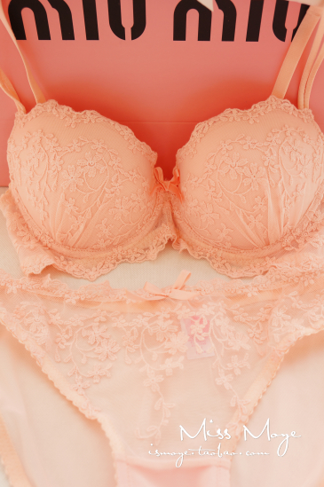 Fashion bra set in 2013 sexy lace closure brassiere for women health care undearwear for women in nea year free shipping