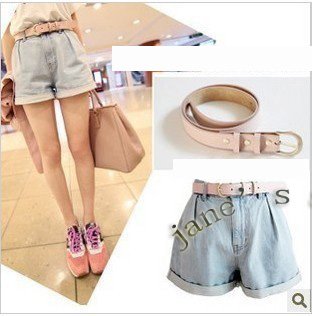 flanging light-colored fold waist denim shorts (with a pink belt)