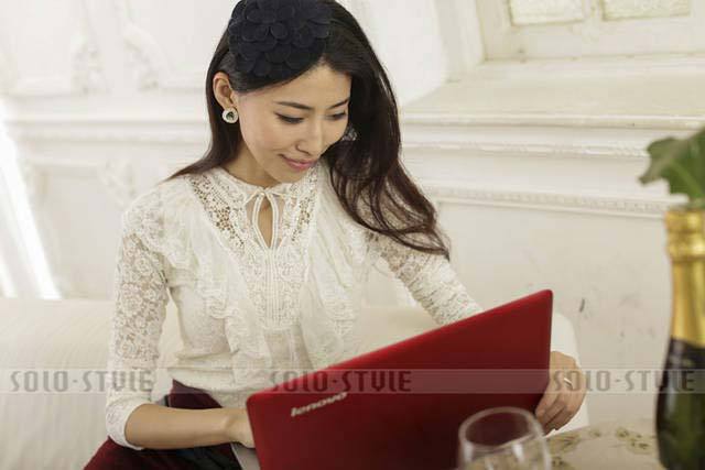 free shipping 2013 spring new style Lace Bottoming shirt Female Style Long-sleeved T-shirt Low collar Lace tops Lace shirt