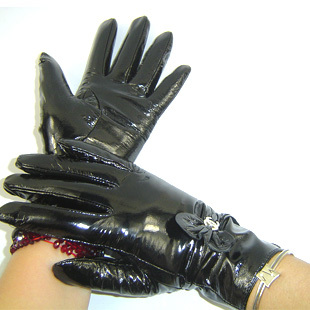 Free Shipping European version of the sheepskin japanned leather short design women's genuine leather gloves black 536