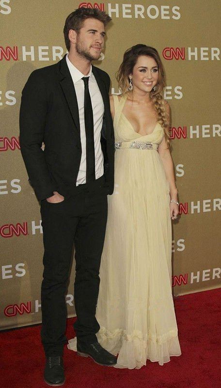 Free Shipping!Newest!CNN Heroes Awards Miley Cyrus Sexy Halter Empire Full Length Beading Gown Custom Celebrity Dresses Chiffon