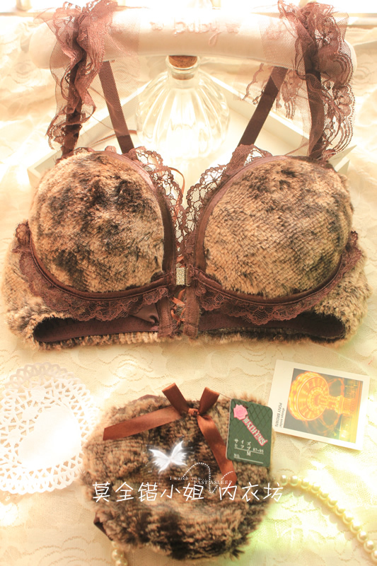Fur thick front closure deep V-neck push up sexy noble underwear bra set