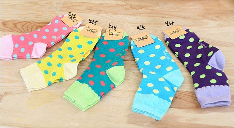 LOT 10 Pairs Variety of Women's multi-colored, polka dot socks A043