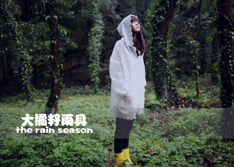New arrival popular cream lace print new arrival material tpu adult fashion raincoat outdoor