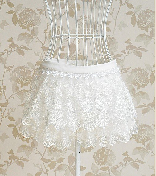 Shiny piece of white ladies lace low-waist women's shorts