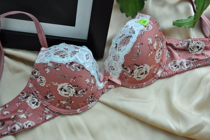 Short in size vintage rose lace decoration full cup shaping bra female underwear 0.05