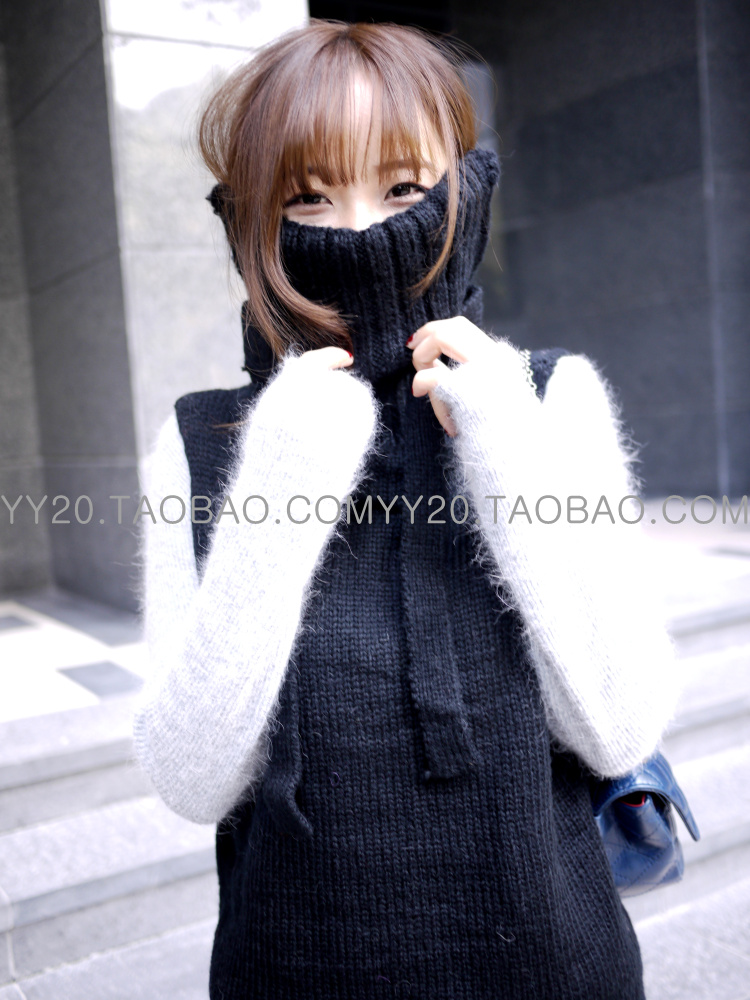 Sleeveless turtleneck sweater