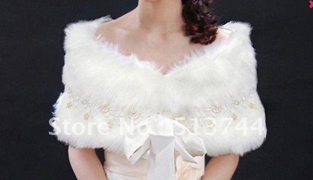 Soft Short Faux Fur Wedding Shawl with Flower Shaped Decoration Wedding Shawl / Jacket