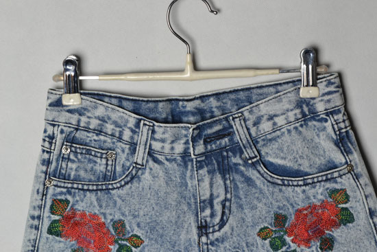 Spring and summer of Europe and the United States Department of roses embroidered fashion wild retro denim shorts