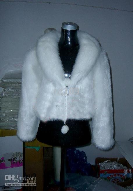 Stunning Gorgeous Distinguished white fur cape wrap High quality