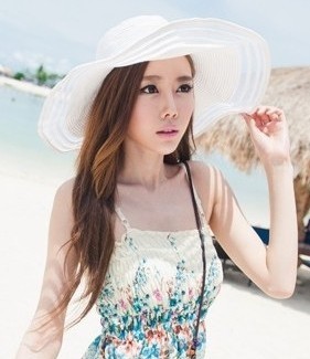 The new white the transparent border straw hat , large brimmed hat , beach hat sun hat ( good beach partner)