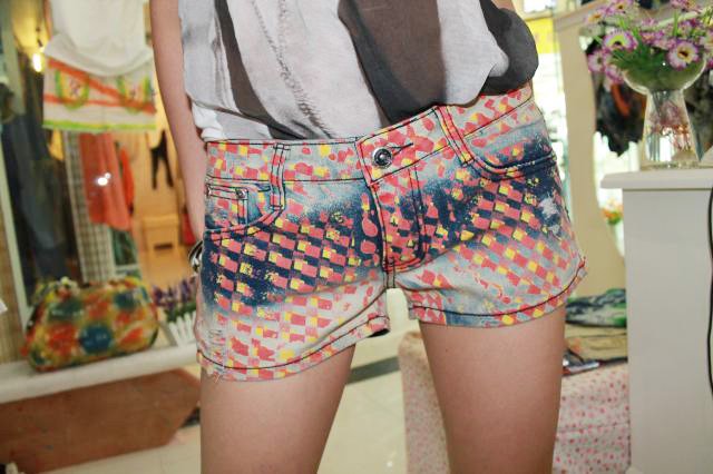 The personality of the free shipping 2012 new painting graffiti hole stretch tight denim shorts