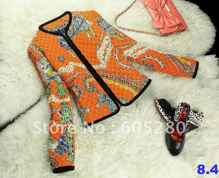 The printed cottons fight coat jacket of black velvet bag