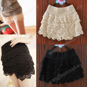 Vintage Black White Tiered Crocheted Scalloped Hem High Waisted Shorts Skort