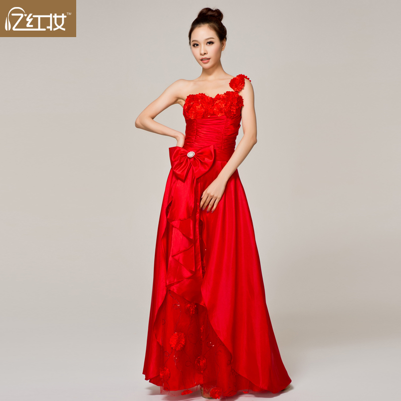 YHZ--The red long section of the bride and bridesmaid dress wedding toast oblique shoulder flowers dinner presided over performa
